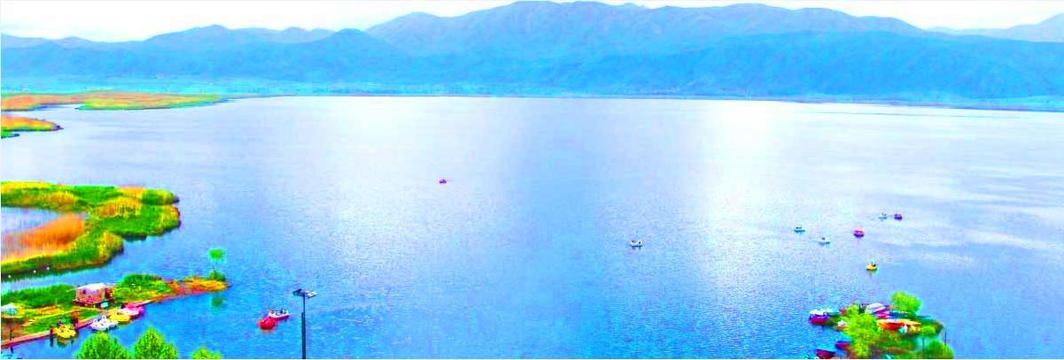 Озеро Вахдат за плотиной Гешлаг в Санандаже